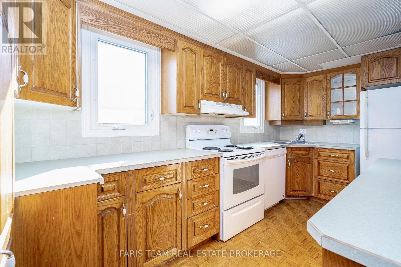 31 Napier Street, Barrie, Ontario  L4M 1W1 - Photo 8 - S12458057
