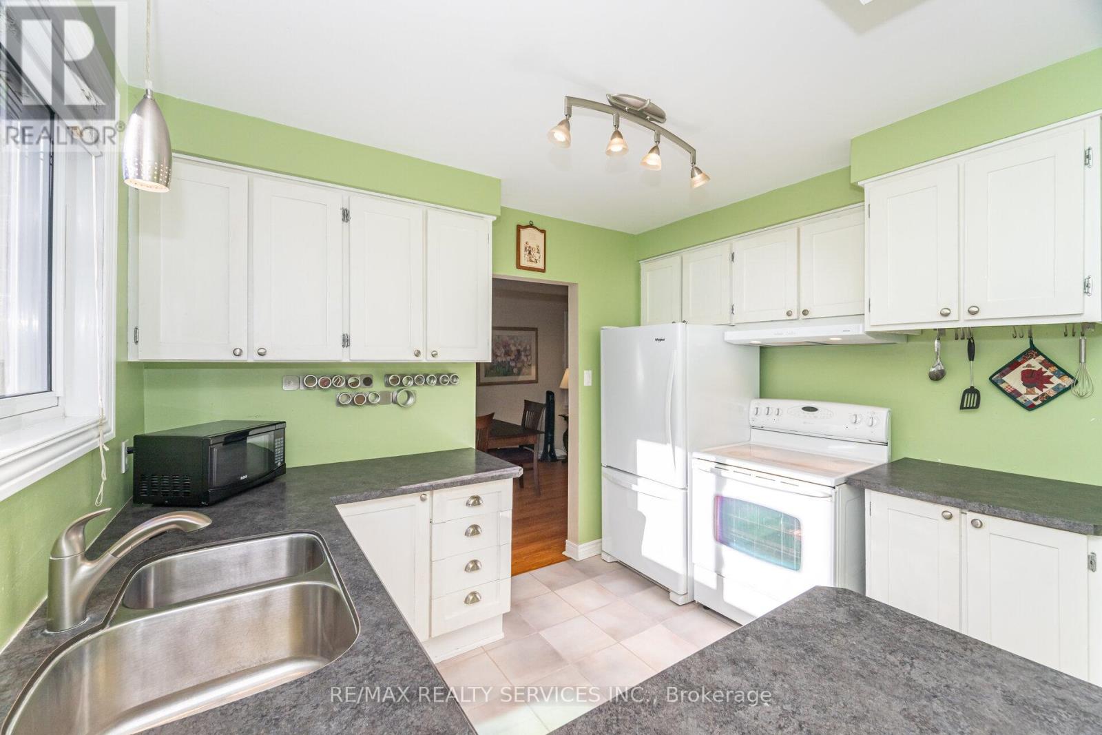 3 Conway Court, Brampton, Ontario  L6T 1Z5 - Photo 10 - W12458074