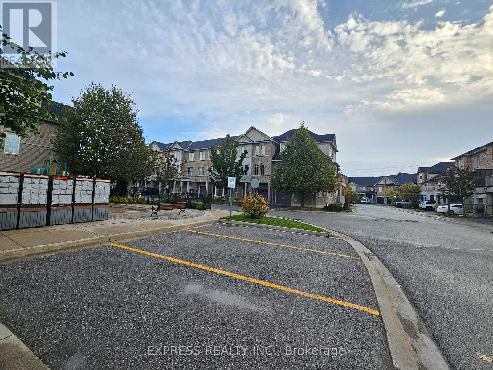 104 Prince Charles Way, Markham, Ontario  L6C 0B5 - Photo 4 - N12454412