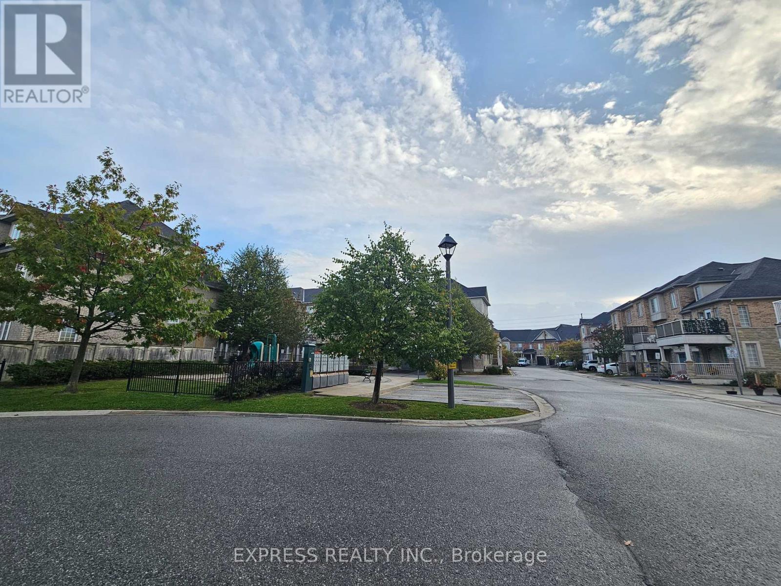 104 Prince Charles Way, Markham, Ontario  L6C 0B5 - Photo 3 - N12454412