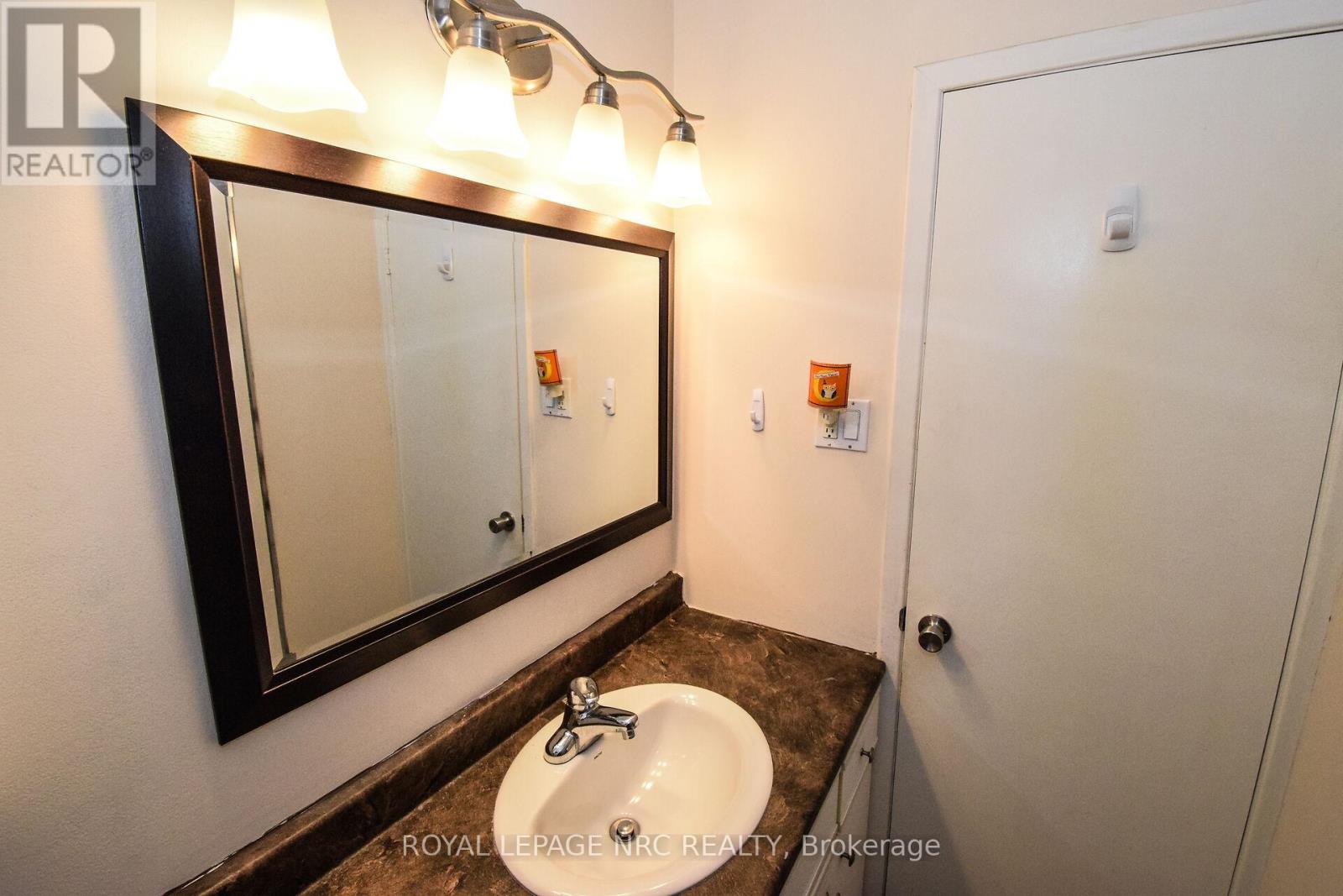 11 Grosvenor Street, St. Catharines, Ontario  L2M 3E9 - Photo 20 - X12458118