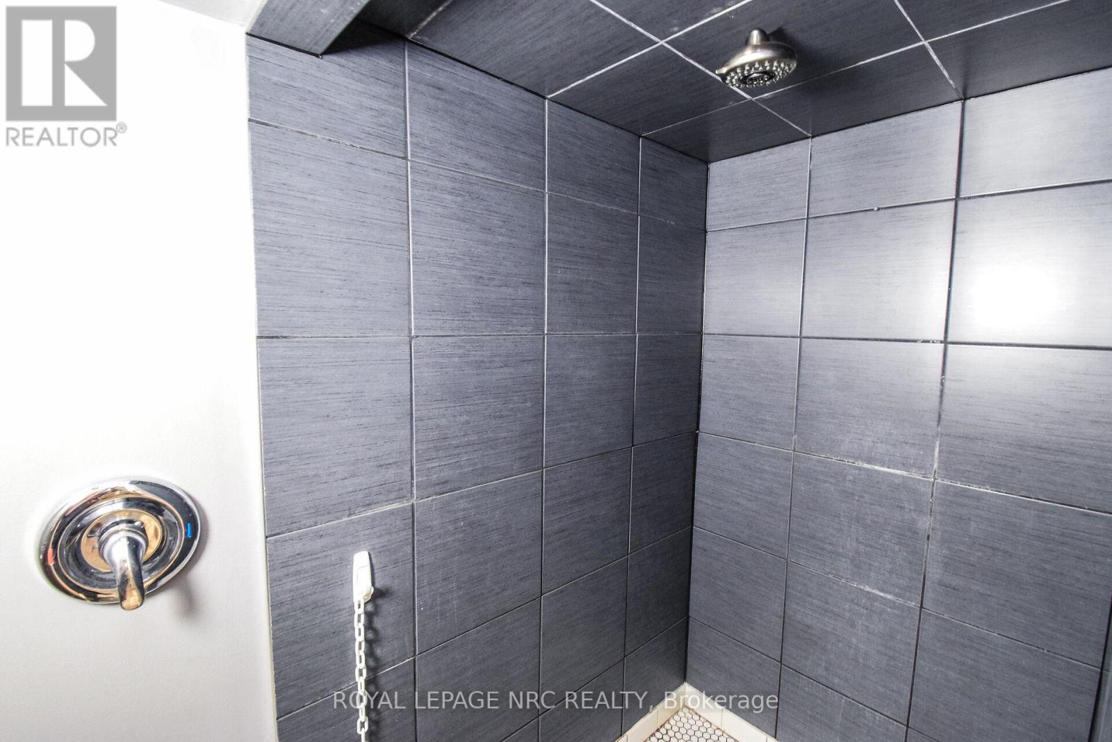11 Grosvenor Street, St. Catharines, Ontario  L2M 3E9 - Photo 40 - X12458118