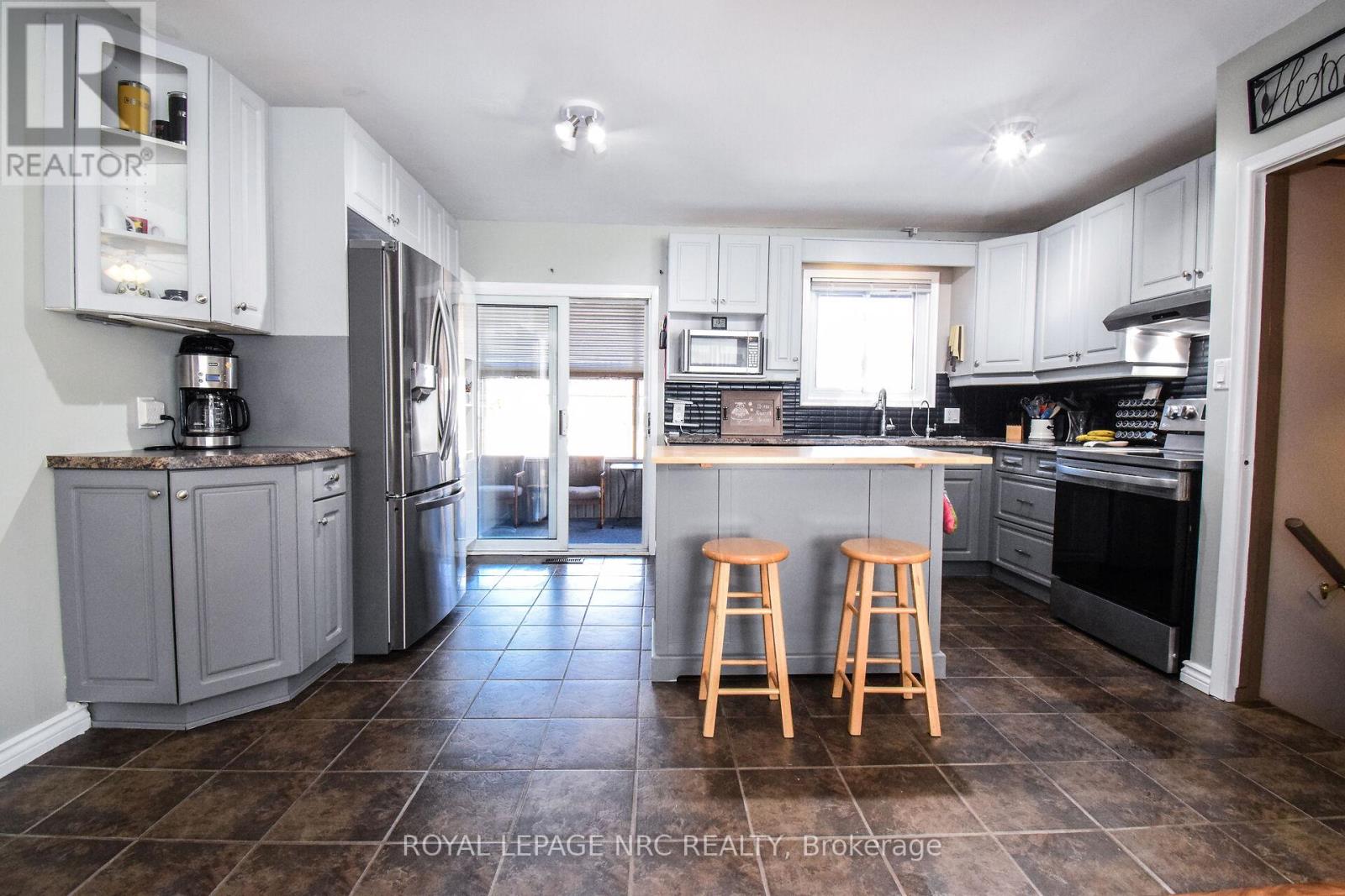 11 Grosvenor Street, St. Catharines, Ontario  L2M 3E9 - Photo 8 - X12458118