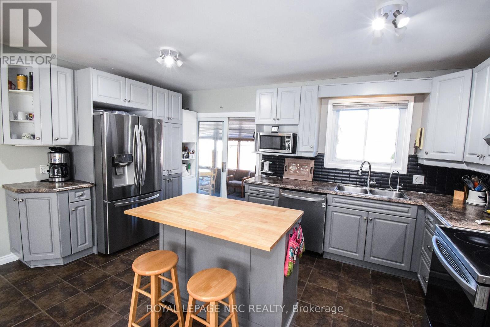 11 Grosvenor Street, St. Catharines, Ontario  L2M 3E9 - Photo 9 - X12458118