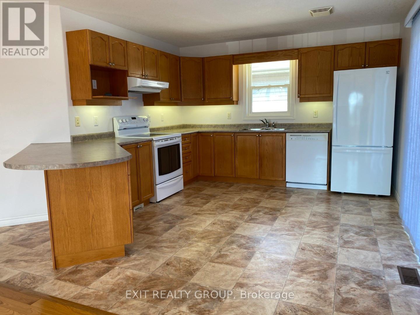 27 Belvedere Road, Quinte West, Ontario  K8V 4A9 - Photo 6 - X12320467