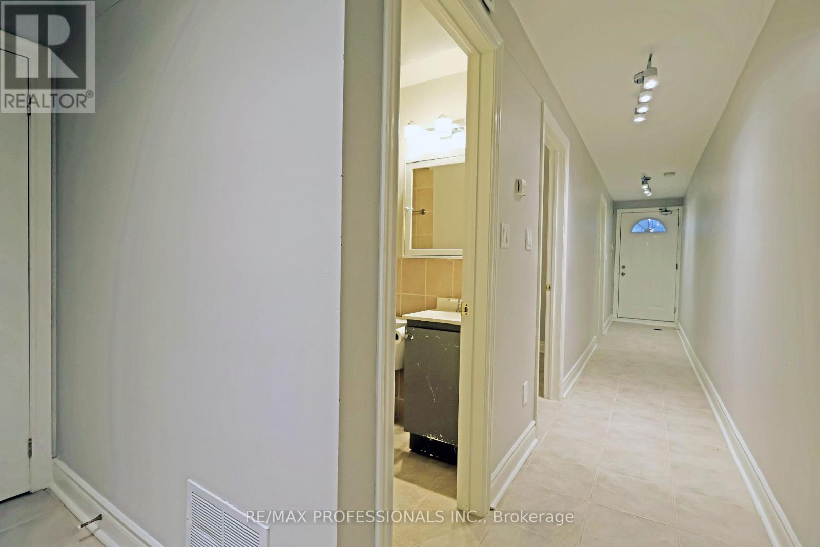 Lower - 213 Major Street, Toronto, Ontario  M5S 2L4 - Photo 5 - C12458108