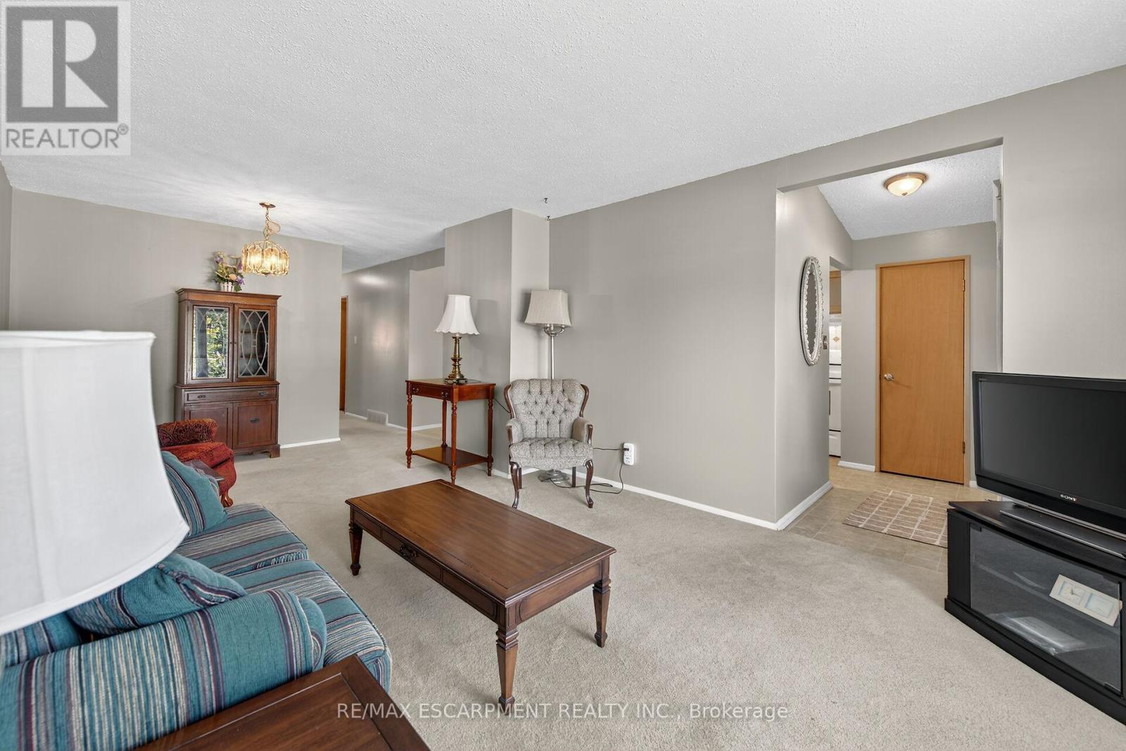 64 Luscombe Street, Hamilton, Ontario  L9A 2J8 - Photo 14 - X12375678