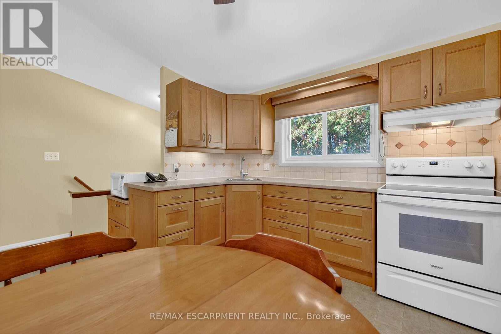64 Luscombe Street, Hamilton, Ontario  L9A 2J8 - Photo 8 - X12375678