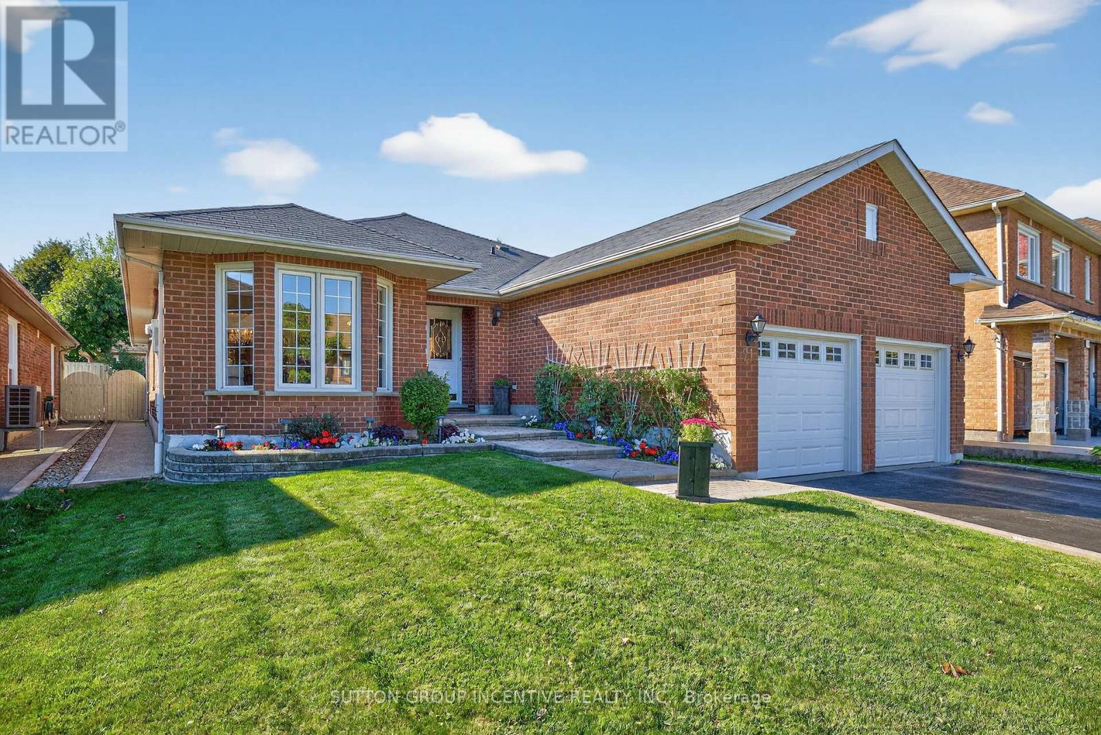 21 Hartford Trail, Brampton, Ontario  L6W 4K2 - Photo 2 - W12458106