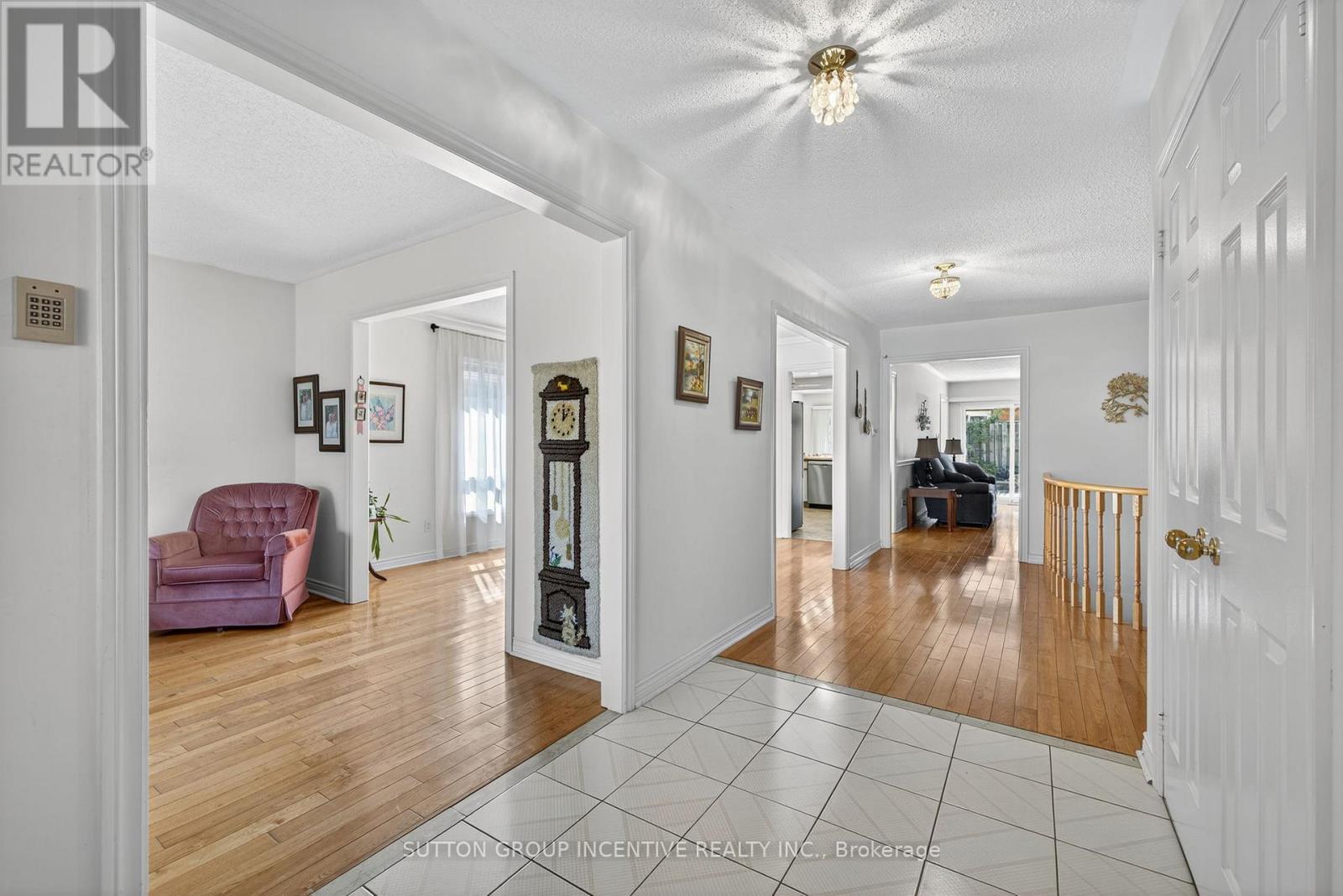 21 Hartford Trail, Brampton, Ontario  L6W 4K2 - Photo 5 - W12458106