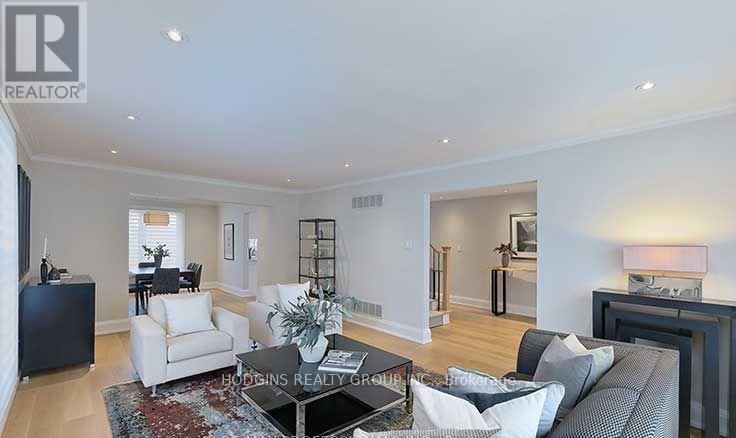 1726 Sherwood Forrest Circle, Mississauga, Ontario  L5K 2H6 - Photo 10 - W12458121
