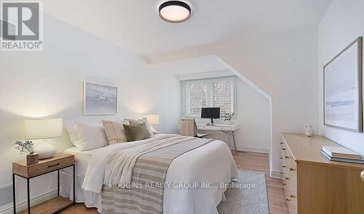 1726 Sherwood Forrest Circle, Mississauga, Ontario  L5K 2H6 - Photo 13 - W12458121