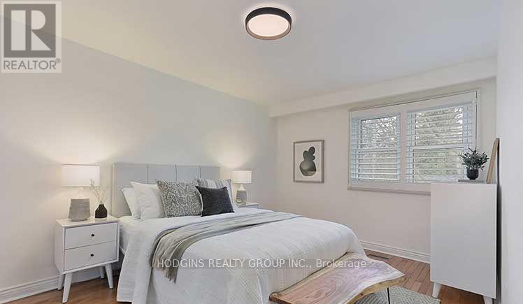1726 Sherwood Forrest Circle, Mississauga, Ontario  L5K 2H6 - Photo 14 - W12458121