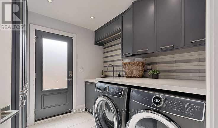 1726 Sherwood Forrest Circle, Mississauga, Ontario  L5K 2H6 - Photo 16 - W12458121