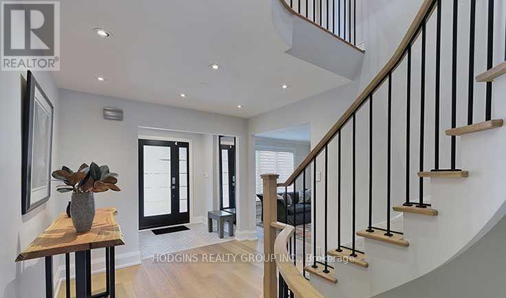 1726 Sherwood Forrest Circle, Mississauga, Ontario  L5K 2H6 - Photo 5 - W12458121