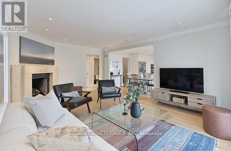 1726 Sherwood Forrest Circle, Mississauga, Ontario  L5K 2H6 - Photo 7 - W12458121