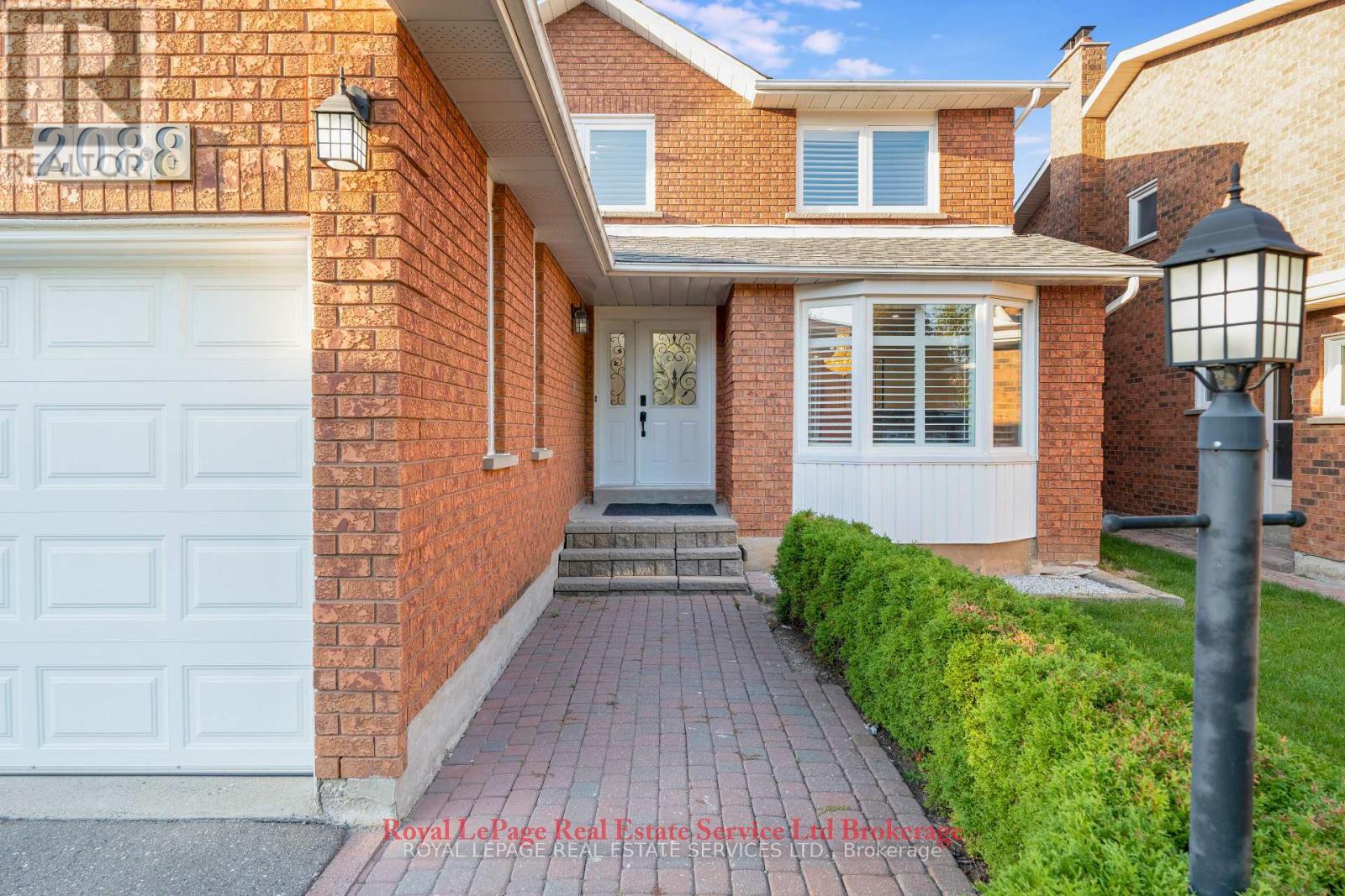 2088 Kempton Park Drive, Mississauga, Ontario  L5M 2Y9 - Photo 4 - W12458128
