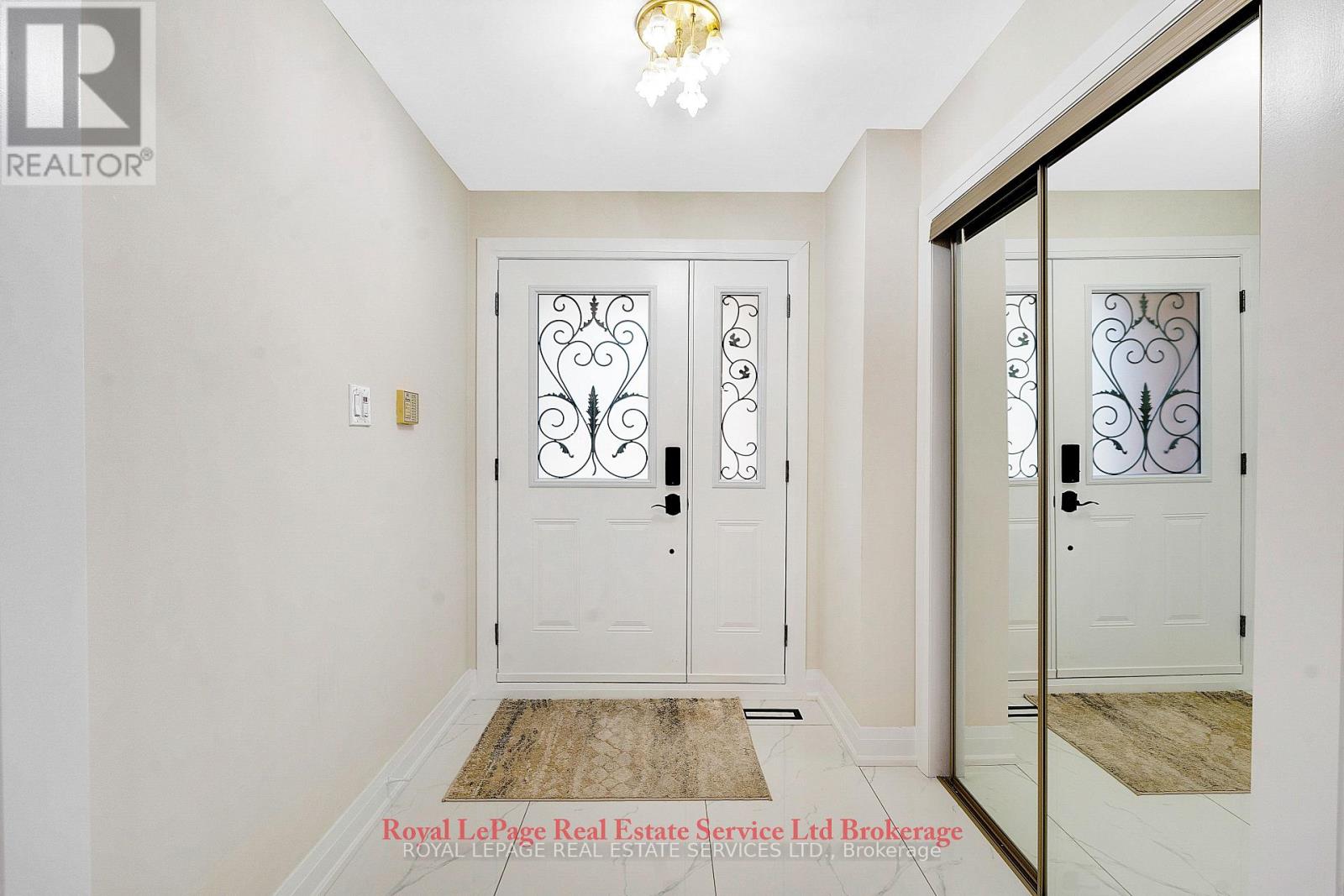 2088 Kempton Park Drive, Mississauga, Ontario  L5M 2Y9 - Photo 5 - W12458128