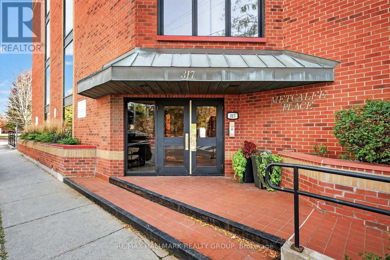 202 - 317 Metcalfe Street, Ottawa, Ontario  K2P 1S3 - Photo 2 - X12458199