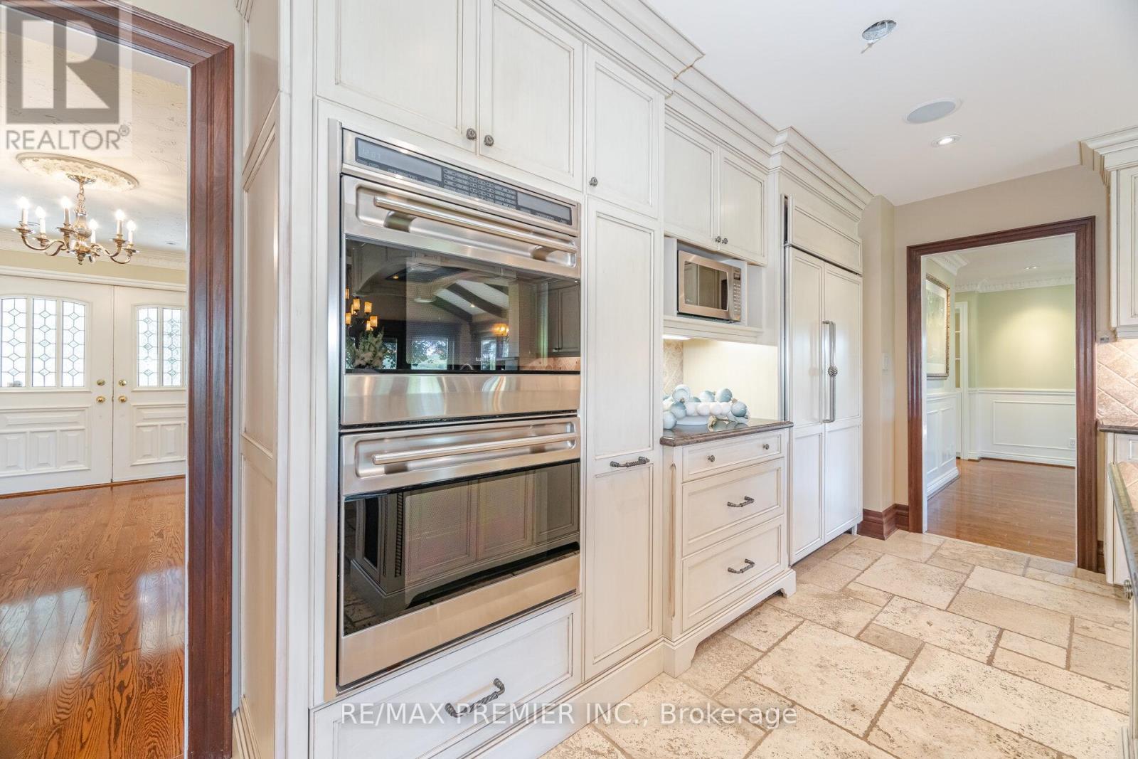18 Ingleview Drive, Caledon, Ontario  L7C 1P3 - Photo 9 - W12458136