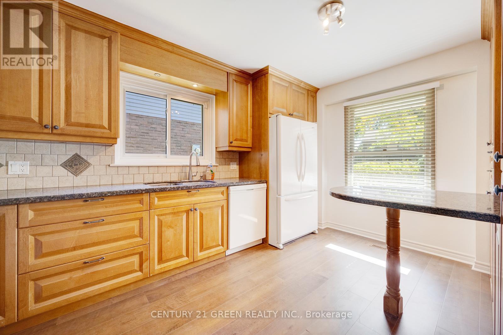 22 Davenrich Court, Brampton, Ontario  L6Z 1N6 - Photo 9 - W12458138