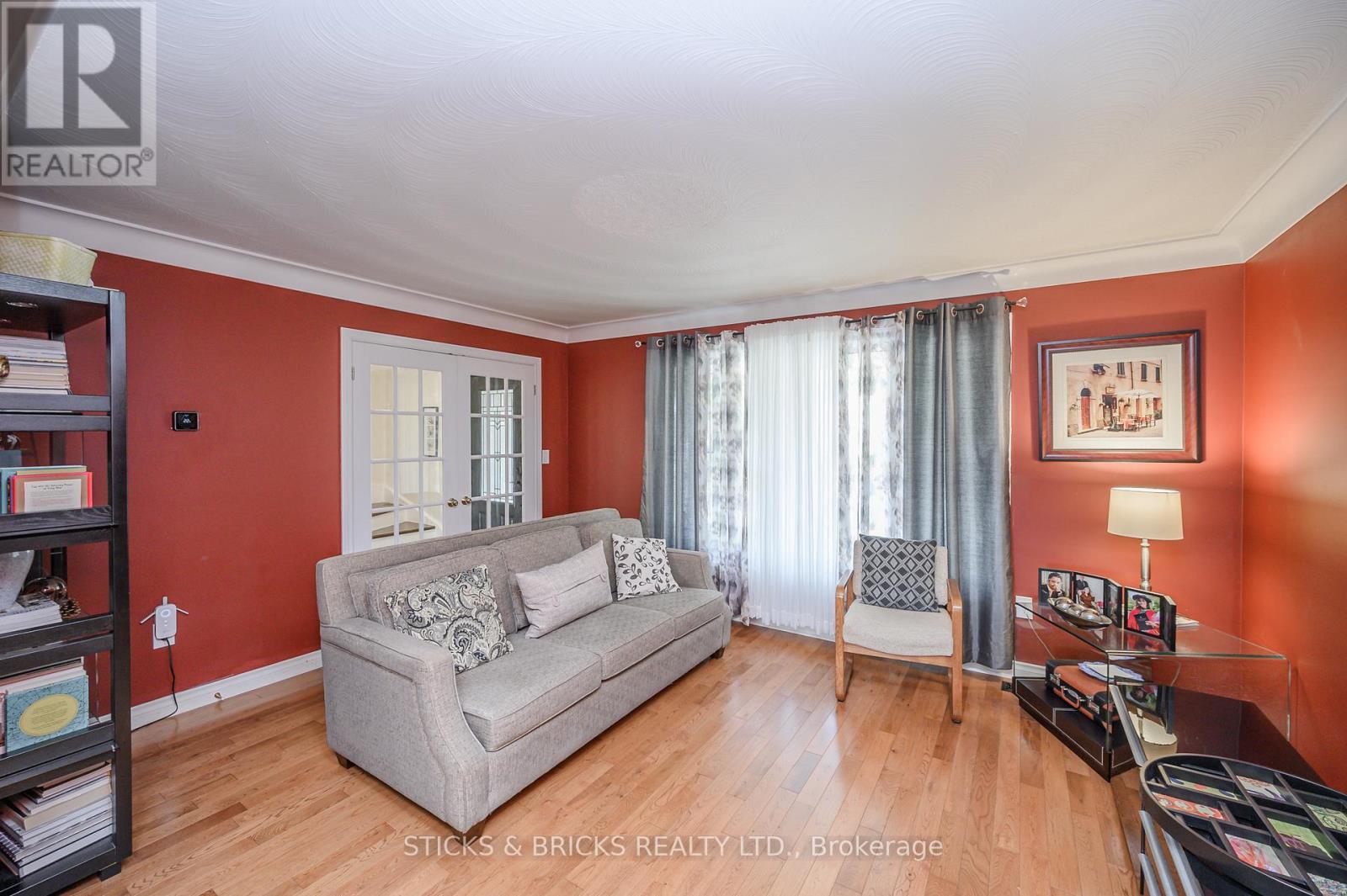 7102 Burbank Crescent, Niagara Falls, Ontario  L2J 4E7 - Photo 10 - X12458186