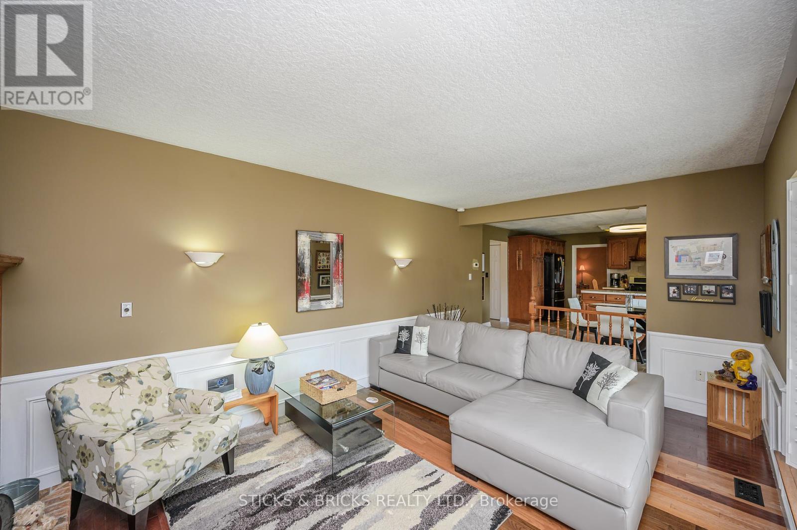 7102 Burbank Crescent, Niagara Falls, Ontario  L2J 4E7 - Photo 21 - X12458186