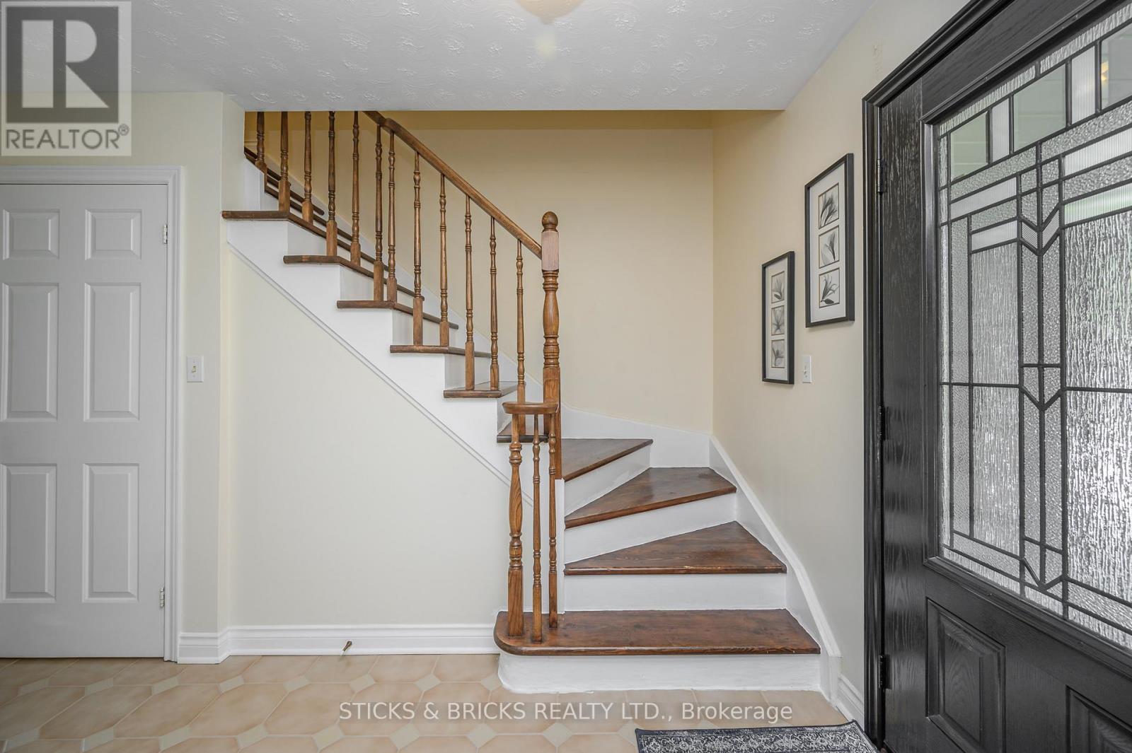 7102 Burbank Crescent, Niagara Falls, Ontario  L2J 4E7 - Photo 22 - X12458186