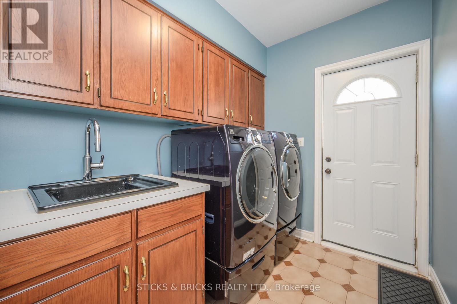 7102 Burbank Crescent, Niagara Falls, Ontario  L2J 4E7 - Photo 23 - X12458186