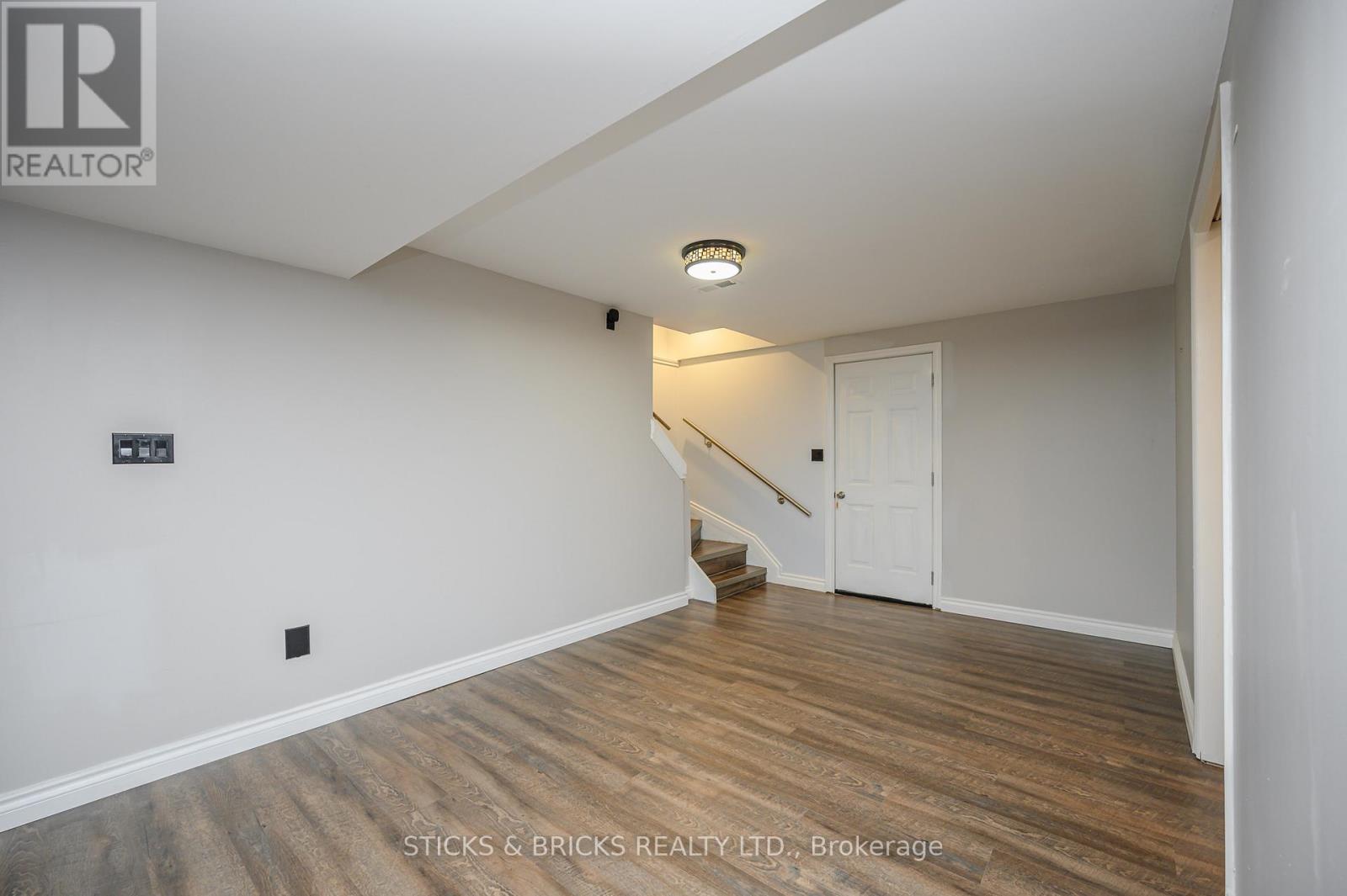 7102 Burbank Crescent, Niagara Falls, Ontario  L2J 4E7 - Photo 25 - X12458186