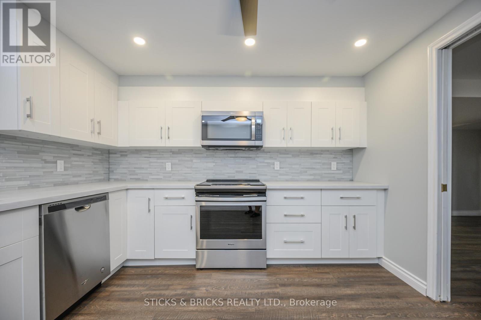 7102 Burbank Crescent, Niagara Falls, Ontario  L2J 4E7 - Photo 27 - X12458186