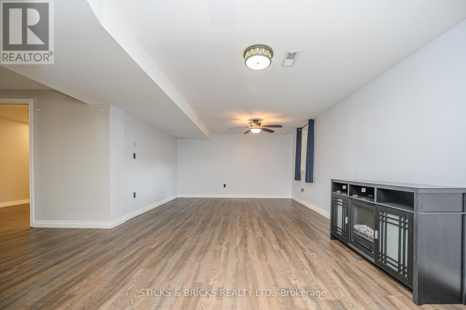7102 Burbank Crescent, Niagara Falls, Ontario  L2J 4E7 - Photo 30 - X12458186