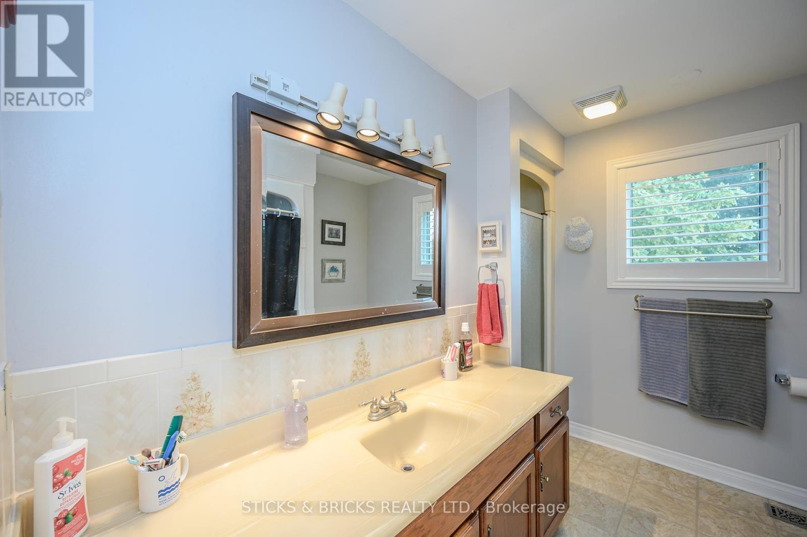 7102 Burbank Crescent, Niagara Falls, Ontario  L2J 4E7 - Photo 37 - X12458186