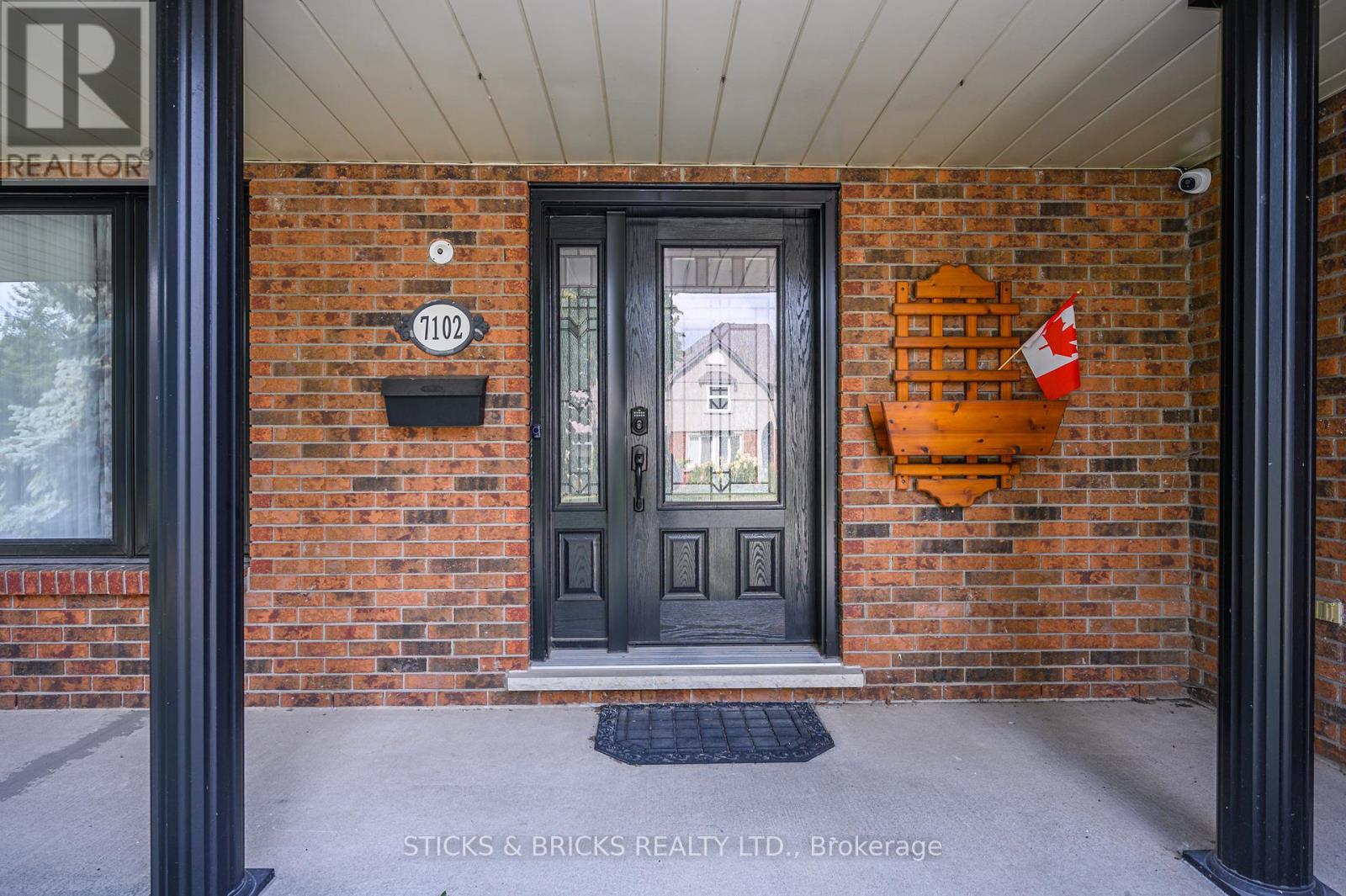 7102 Burbank Crescent, Niagara Falls, Ontario  L2J 4E7 - Photo 6 - X12458186