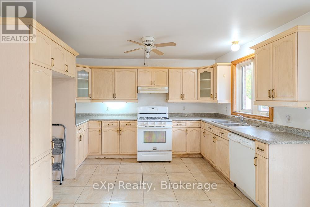 51 Parkside Avenue, South Bruce Peninsula, Ontario  N0H 2T0 - Photo 13 - X12458178