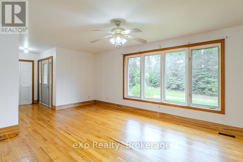51 Parkside Avenue, South Bruce Peninsula, Ontario  N0H 2T0 - Photo 9 - X12458178