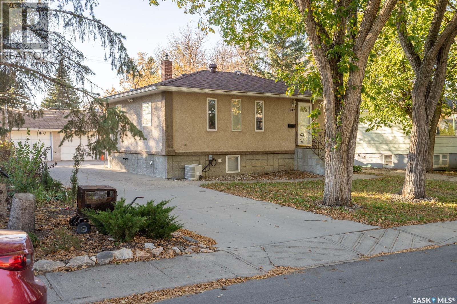 1742 Arthur Street, Regina, Saskatchewan  S4T 4W3 - Photo 2 - SK020678