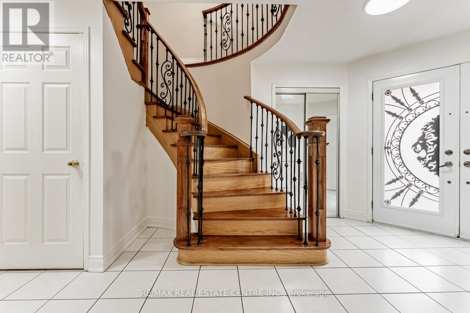 8 Mannel Crescent, Brampton, Ontario  L6Y 5E1 - Photo 5 - W12458168