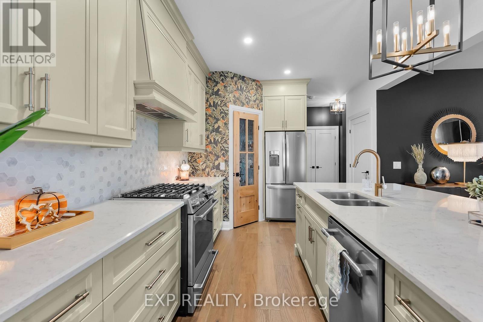 155 Susan Drive, Pelham, Ontario  L2E 7K8 - Photo 7 - X12457576