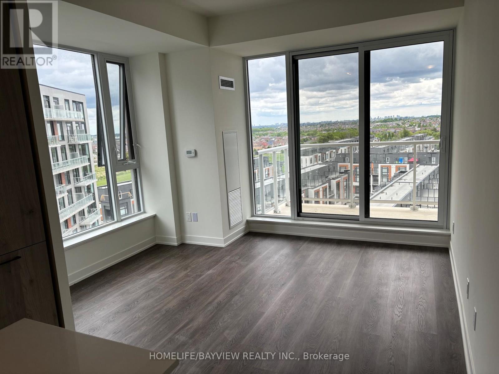 930 - 2 David Eyer Road, Richmond Hill, Ontario  L4S 0N6 - Photo 3 - N12458177