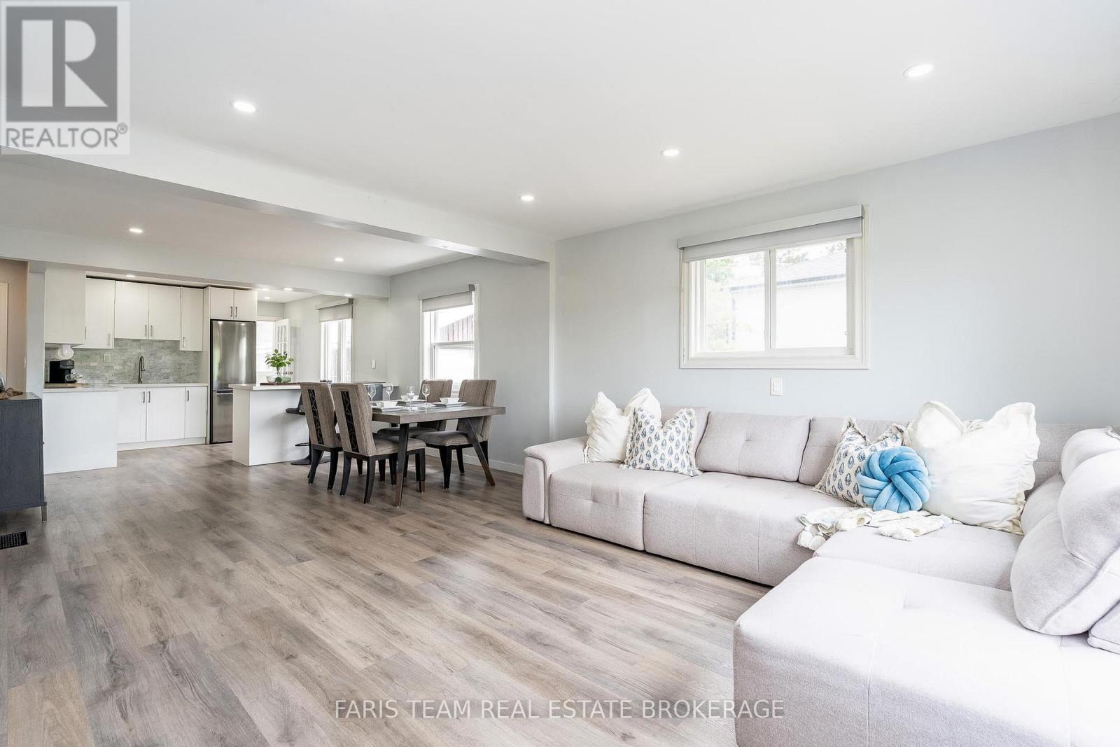 11 Park Avenue, East Gwillimbury, Ontario  L9N 1G9 - Photo 10 - N12458212