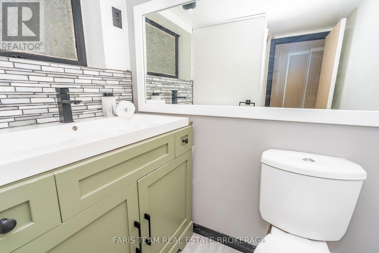 11 Park Avenue, East Gwillimbury, Ontario  L9N 1G9 - Photo 17 - N12458212