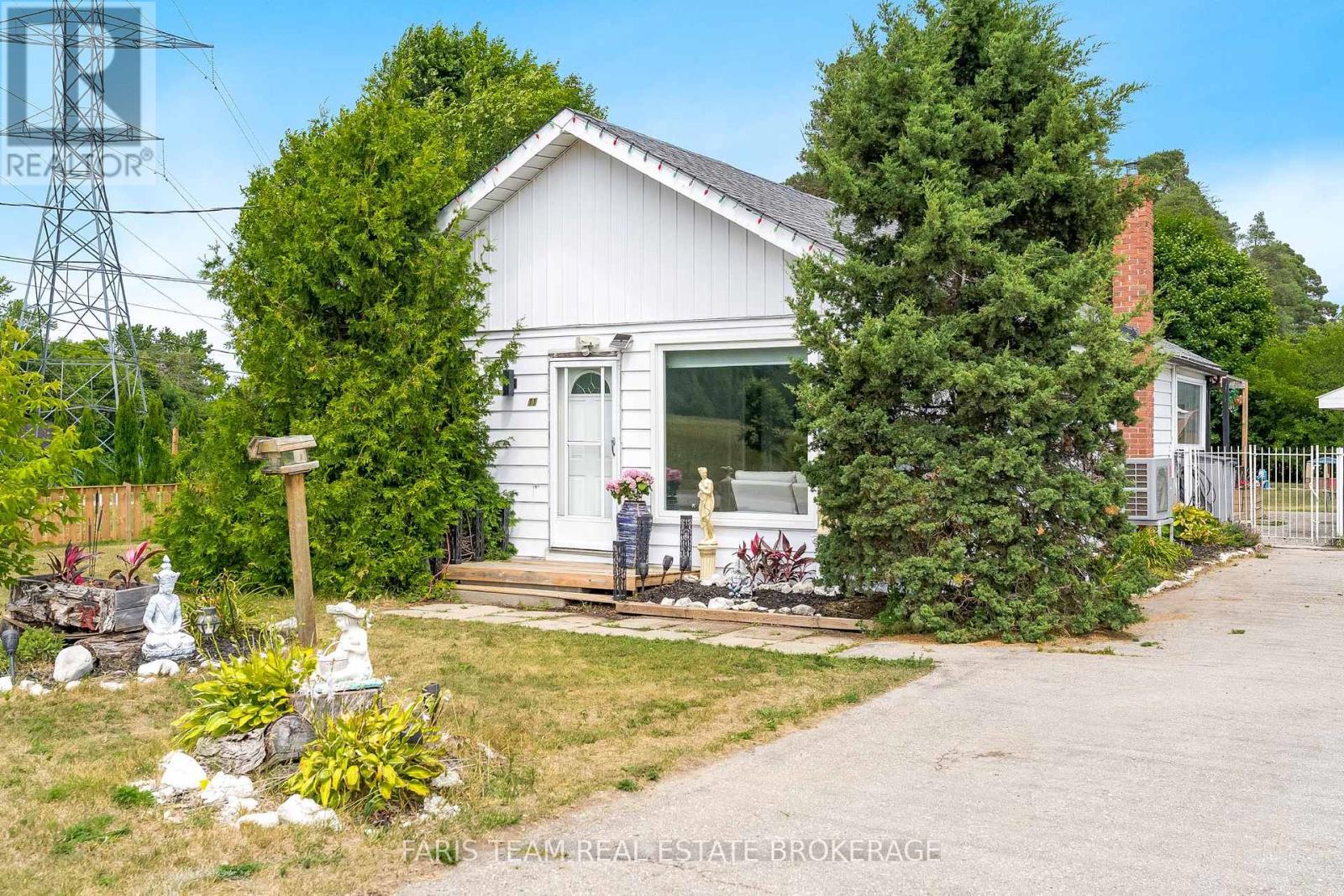11 Park Avenue, East Gwillimbury, Ontario  L9N 1G9 - Photo 2 - N12458212