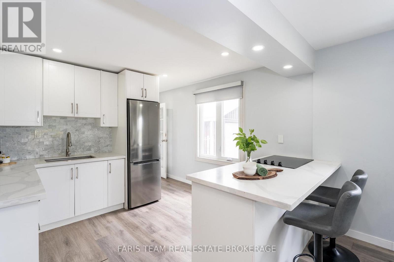 11 Park Avenue, East Gwillimbury, Ontario  L9N 1G9 - Photo 3 - N12458212