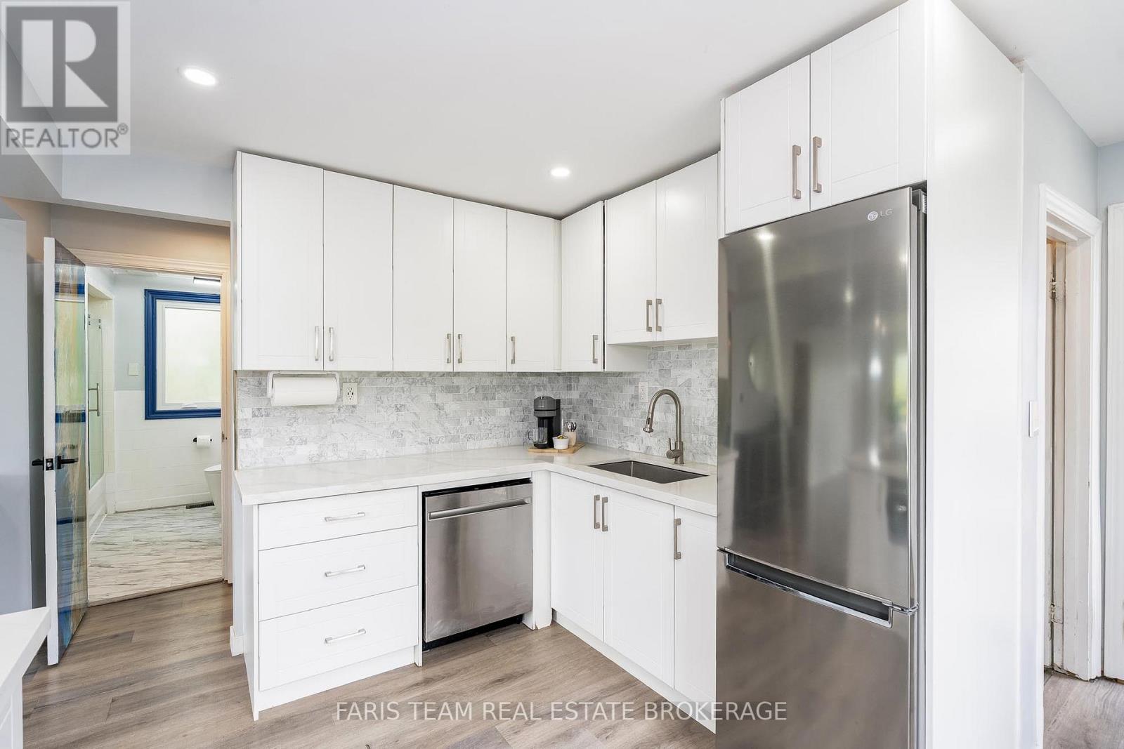 11 Park Avenue, East Gwillimbury, Ontario  L9N 1G9 - Photo 4 - N12458212