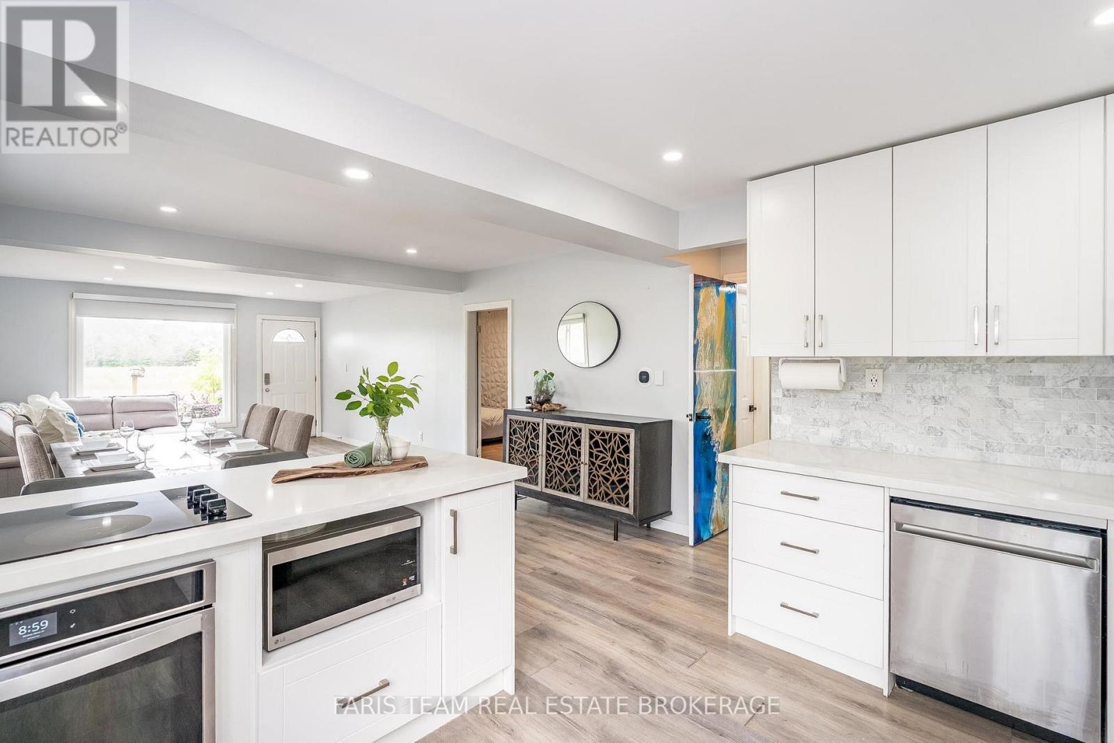 11 Park Avenue, East Gwillimbury, Ontario  L9N 1G9 - Photo 6 - N12458212