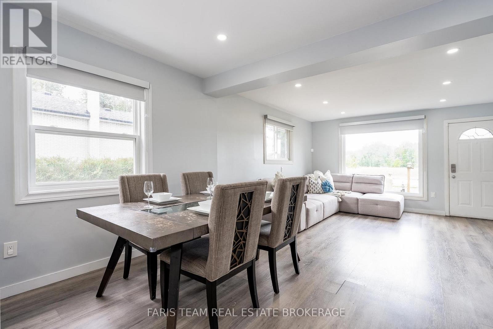 11 Park Avenue, East Gwillimbury, Ontario  L9N 1G9 - Photo 8 - N12458212