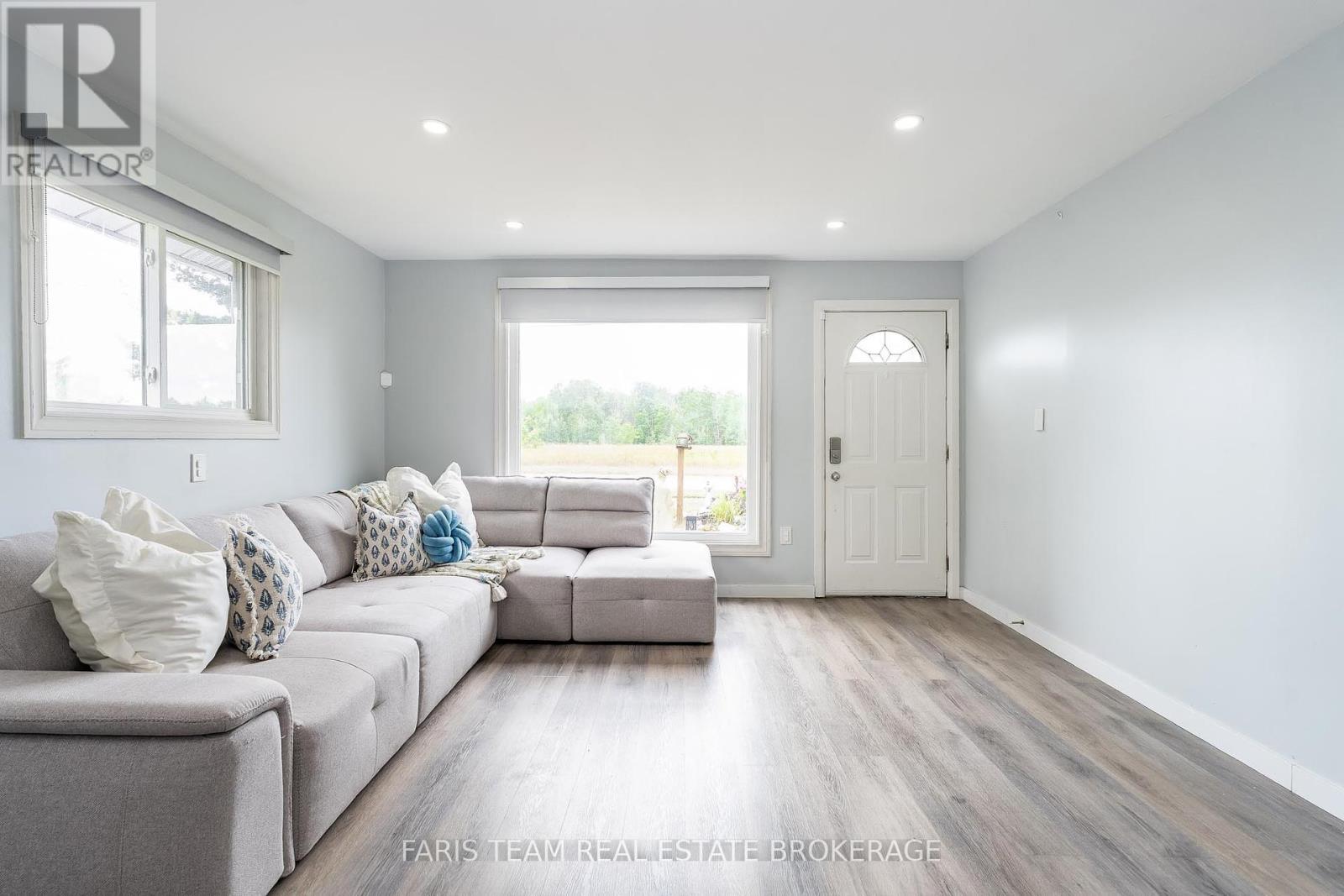 11 Park Avenue, East Gwillimbury, Ontario  L9N 1G9 - Photo 9 - N12458212