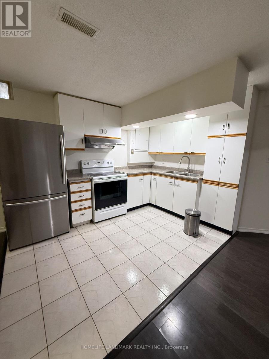5932 Hemingway Road, Mississauga, Ontario  L5M 5M1 - Photo 3 - W12458227