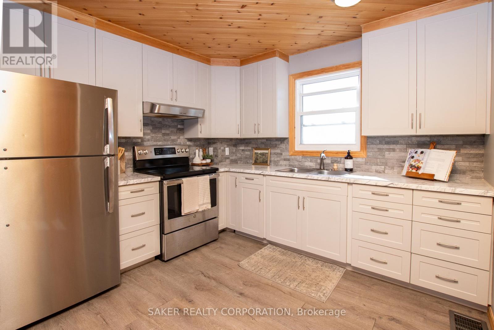 146 Simcoe Street, South Huron, Ontario  N0M 1S1 - Photo 8 - X12458271